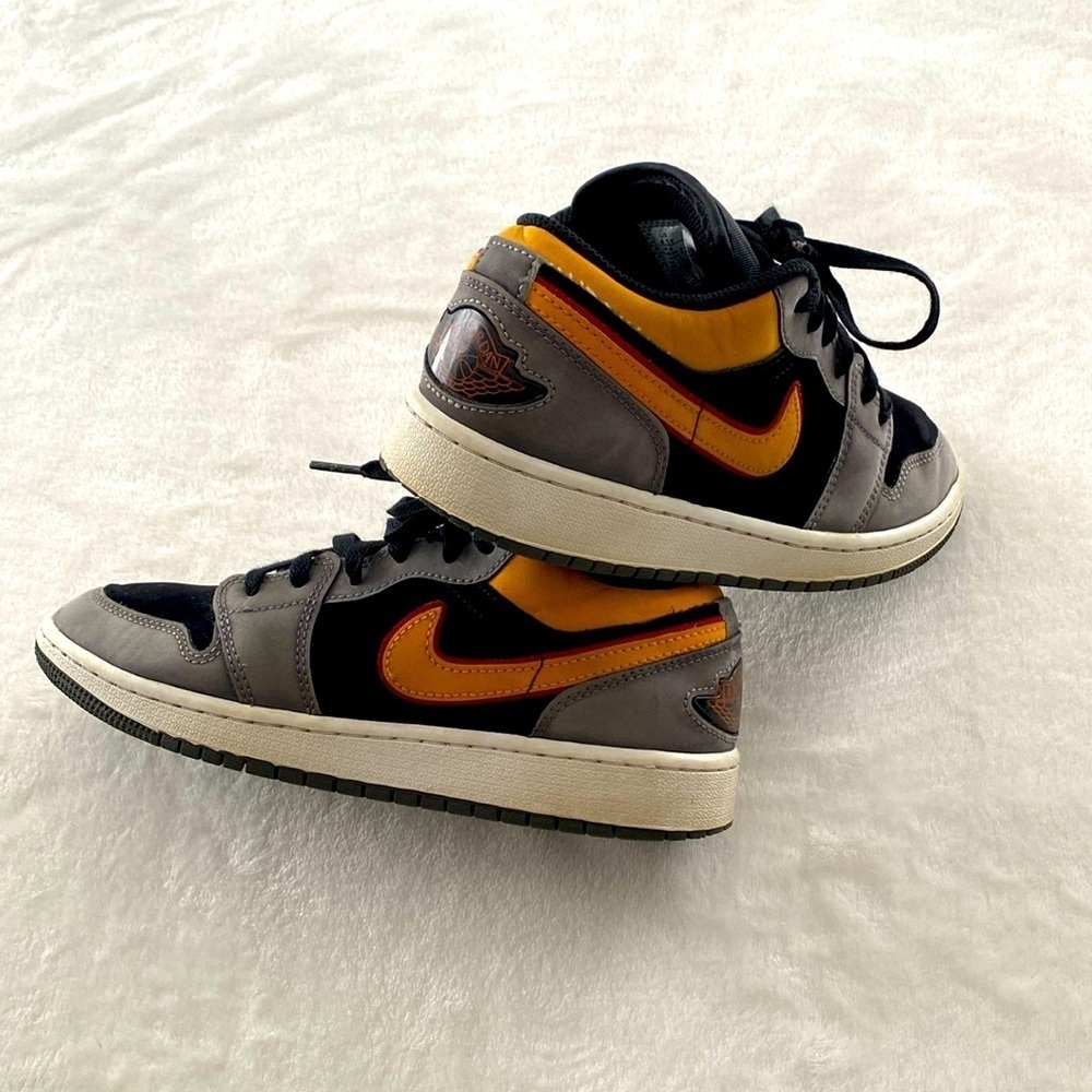 AIR JORDAN 1 LOW SE 'VIVID ORANGE'. SIZE 4.5 YOUTH.